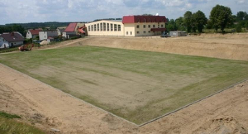 Powstają nowe sale i boiska. Coraz więcej na sport