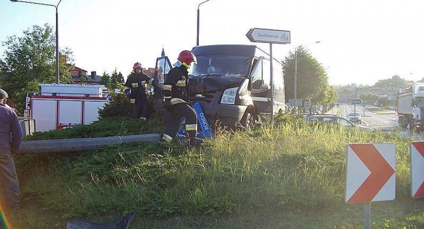 Kościerzyna. Ford zatrzymał się na środku ronda