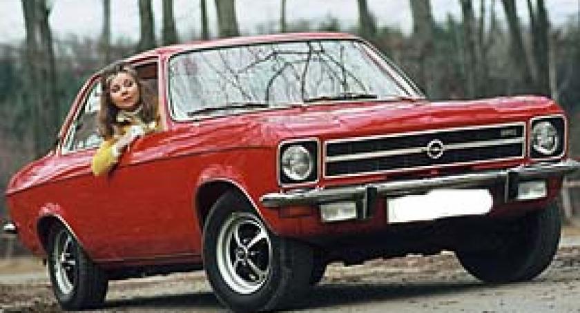 Opel ascona uderzył w drzewo 