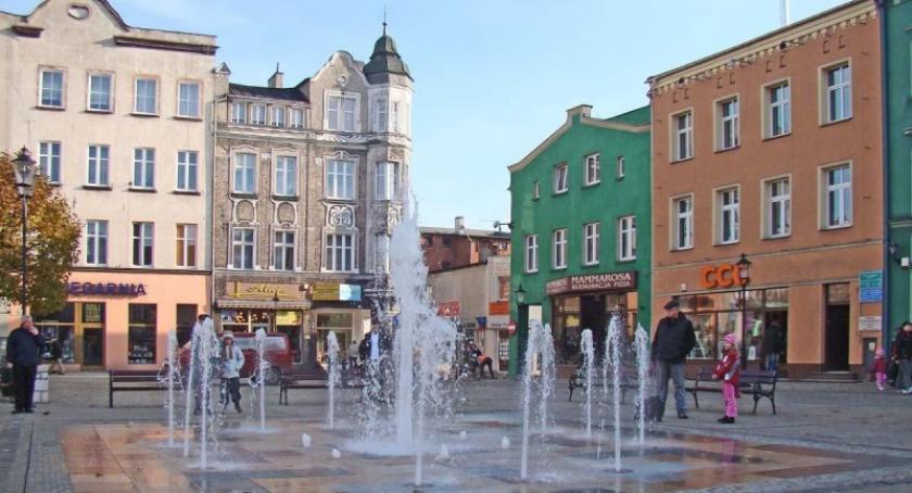 Sanepid ostrzega: fontanna nie jest miejscem do kąpieli