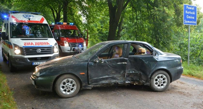Połęczyno. Alfa romeo uderzyła w drzewo