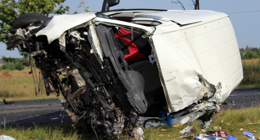 Śmiertelny wypadek w Kornem - nie żyje kierowca volkswagena