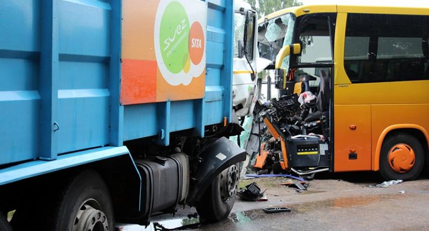 Sarnowy. 16 osób rannych w zderzeniu autobusu ze śmieciarką