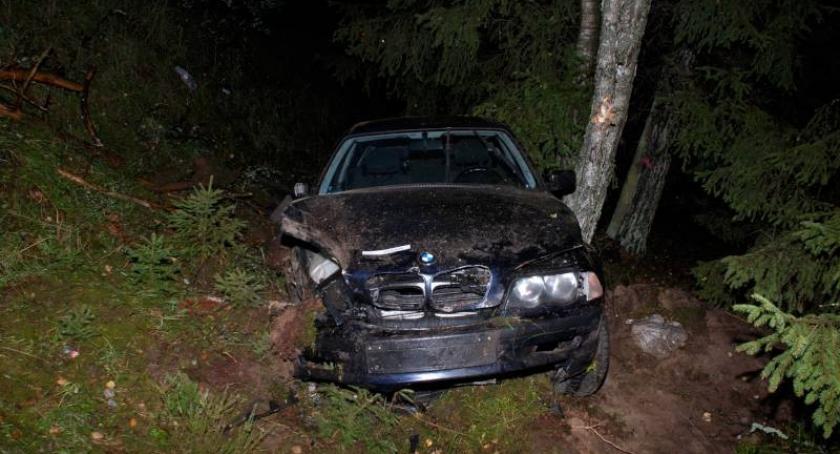 Lipusz. BMW rozbite na drzewie. Kierował 19-latek