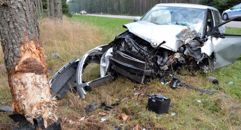 Korne. Skoda rozbiła się na drzewie