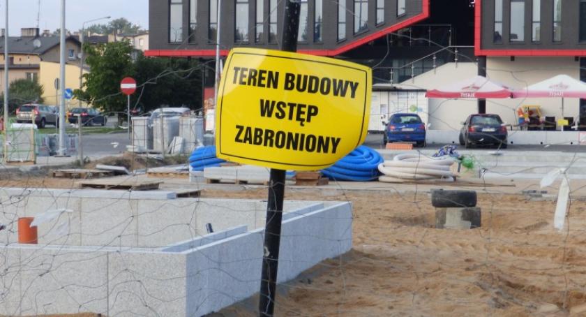 Kościerzyna. Modernizacja placu wokół pomnika Józefa Wybickiego z poślizgiem