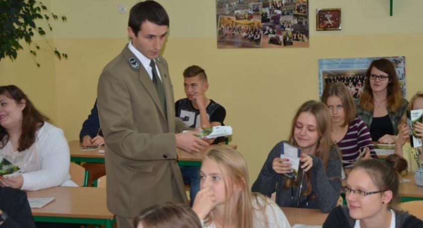 Policjanci i leśnicy z wizytą u licealistów