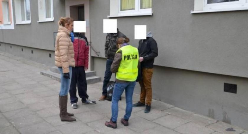 Młodzież przyłapana na papierosie przez policję