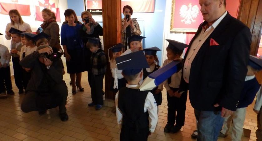 Nietypowa lekcja patriotyzmu, czyli ślubowanie pierwszoklasistów w Muzeum Hymnu Narodowego