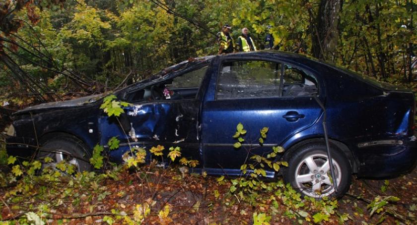 Skoda wypadła z drogi - 25-latek stracił prawo jazdy 