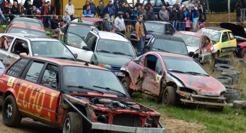 Ścigały się stare samochody. Wrak Race w Szarlocie za nami