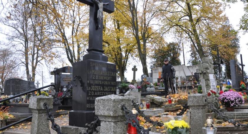 Władze Kościerzyny nad mogiłami zasłużonych dla miasta