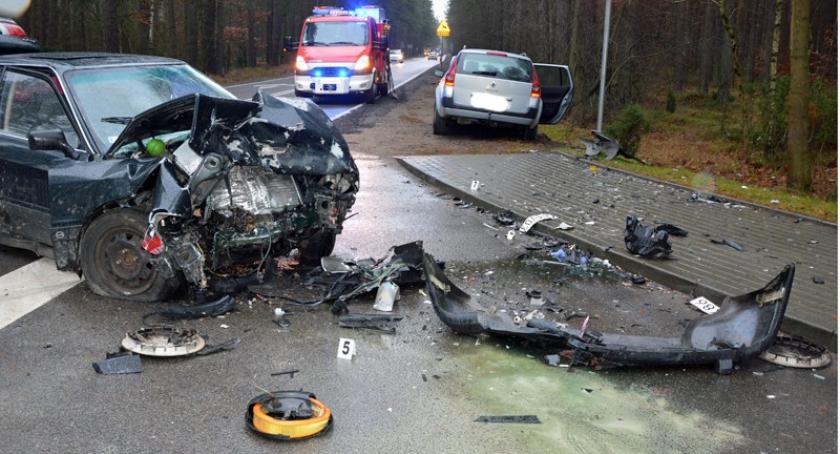 Kościerzyna. Pijany sprawca wypadku chciał przekupić policjantów