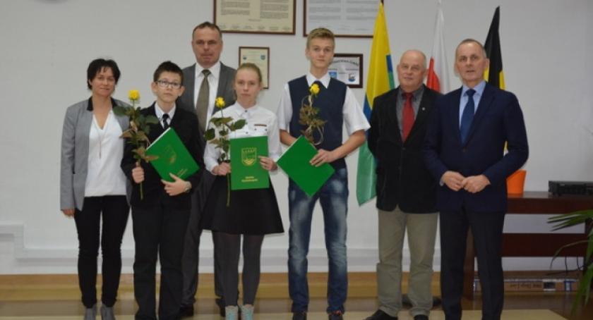 Stypendia Gminy Kościerzyna w rękach najlepszych uczniów i studentów