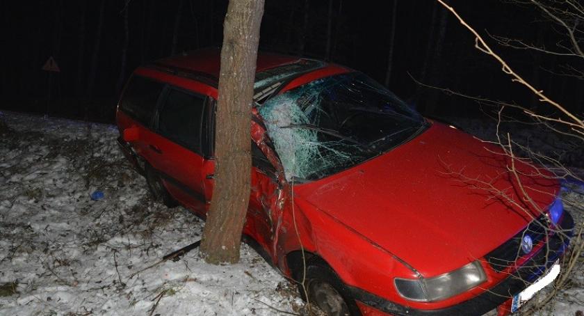 Nowy Barkoczyn. Passat rozbił się na drzewie