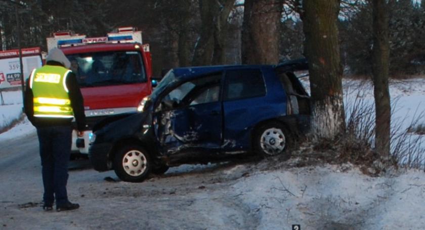Sarnowy. Seat rozbił się na drzewie - ranny kierowca 