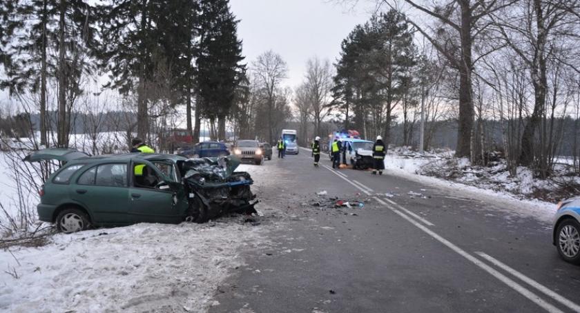 Kalisz - Dziemiany. Czołówka osobówki z busem - siedem osób w szpitalu