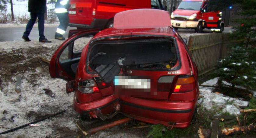 Wiele. Nissan uderzył w drzewo - ranny 25-letni kierowca