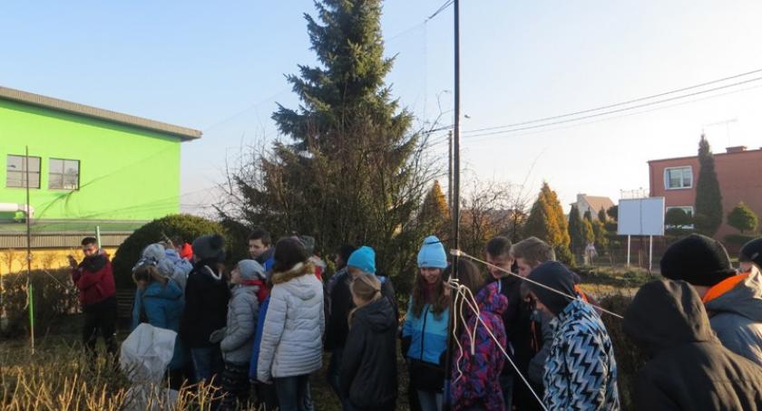 Wielki Klincz. Kto wyjada ziarno z karmnika?