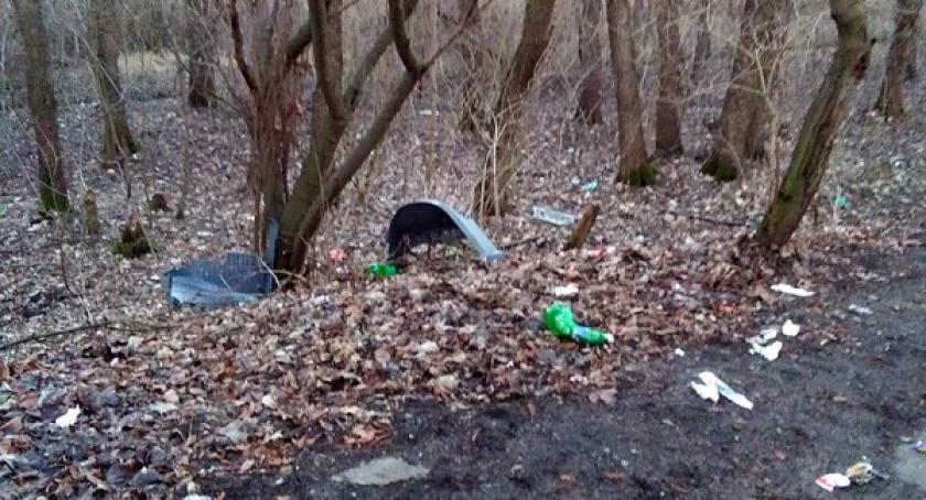 Kościerzyna. Po zimie park wygląda jak wysypisko śmieci
