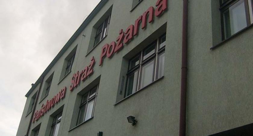 Samochód uderzył w słup, kierowca został ranny