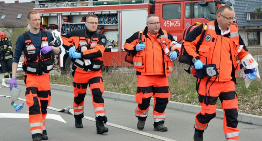 Kościerzyna. Zderzenie trzech pojazdów - 17 osób rannych, jedna osoba nie żyje