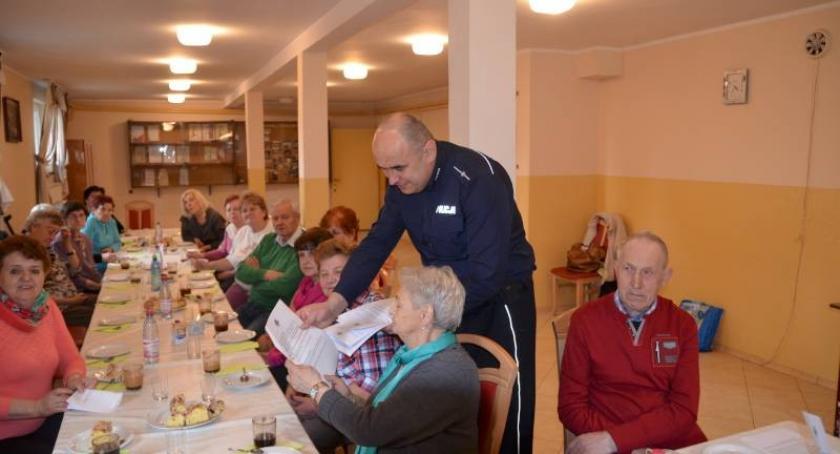 Policjanci spotkali się z seniorami w Wielu