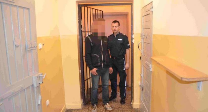 Kościerzyna. Uciekał samochodem przed policją, ściął znak drogowy, miał 2,5 promila