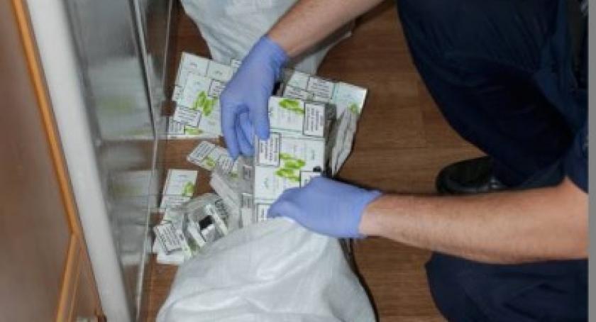 Przewozili papierosy bez akcyzy - dwóch Ukraińców i mieszkaniec powiatu kościerskiego w rękach policji