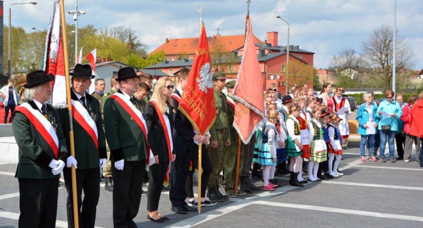 Kościerzyna. Uczcili święto 3 maja na nowym skwerku przy pomniku Wybickiego