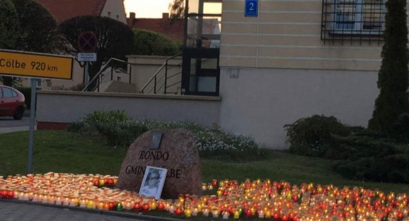Kościerzyna. Przed komendą Policji zapłonęły znicze - to manifestacja kolegów 29-letniego Patryka