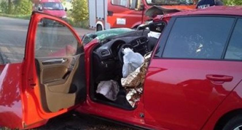 Iłownica. VW golf uderzył w drzewo - jedna osoba ranna