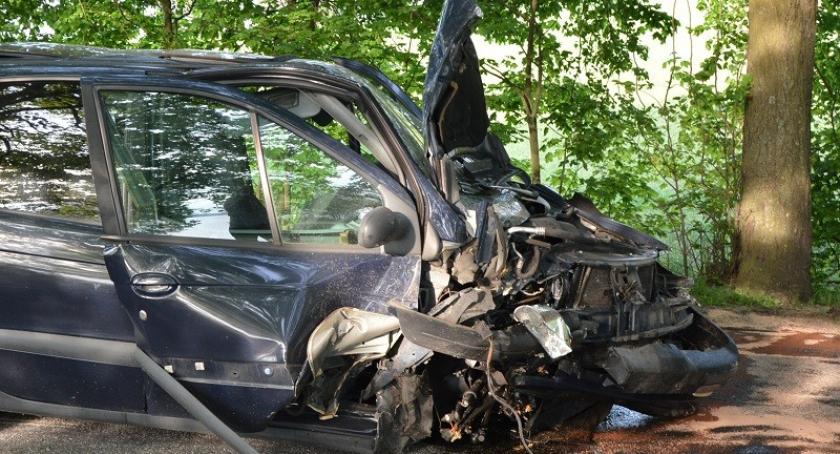 Grabówko. Renault rozbiło się na drzewie - poszkodowana kobieta