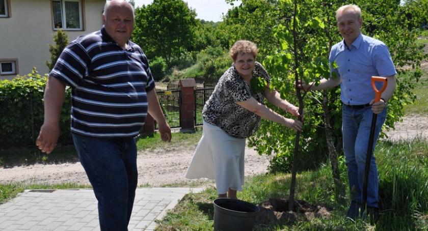 Gm. Nowa Karczma. Uczcili Dzień Samorządu Terytorialnego sadząc drzewka