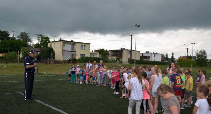 Policjanci z wizytą u najmłodszych w Wielkim Klinczu i uczniów klasy policyjnej