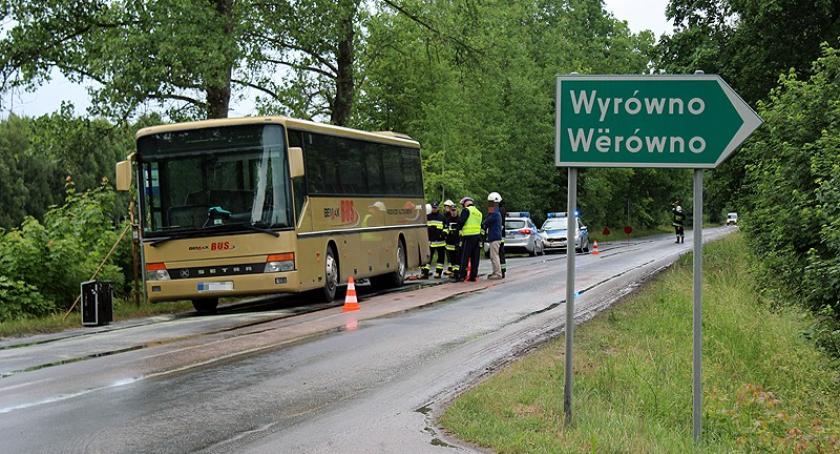 Wyrówno. Golf najechał na tył autobusu