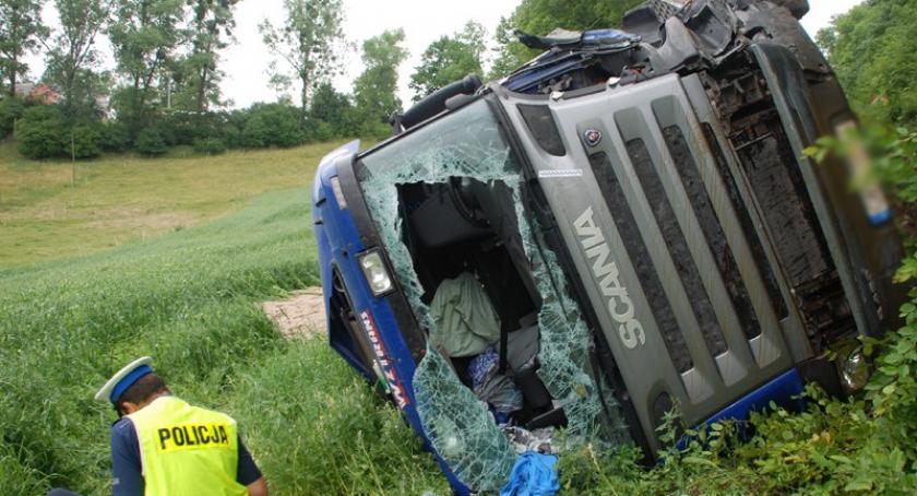 Liniewo - Lubieszyn. Dachowała scania - ranny kierowca