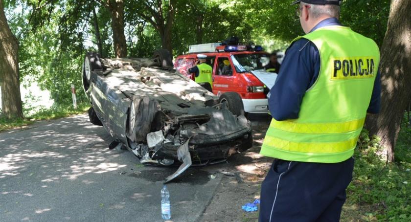 Grabowo. BMW uderzyło w drzewo i dachowało