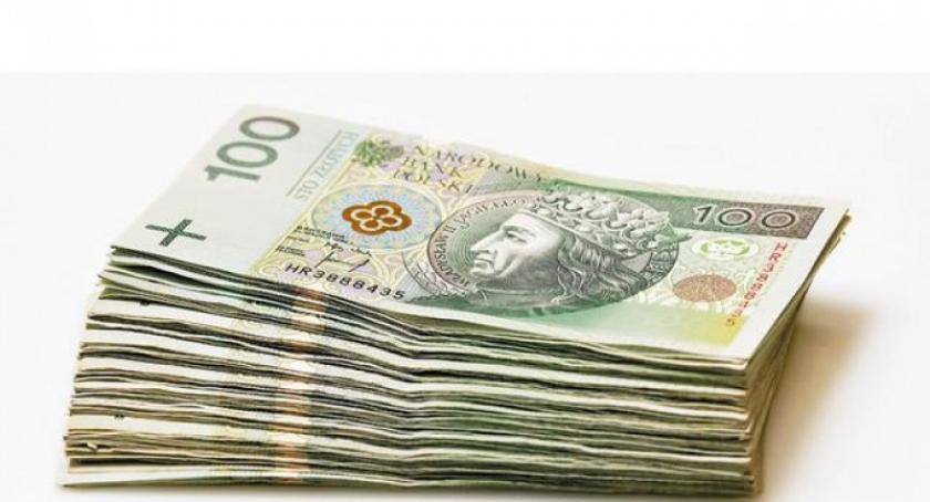 Poszukiwany uczciwy znalazca - starsza kobieta przez pomyłkę wyrzuciła plik banknotów