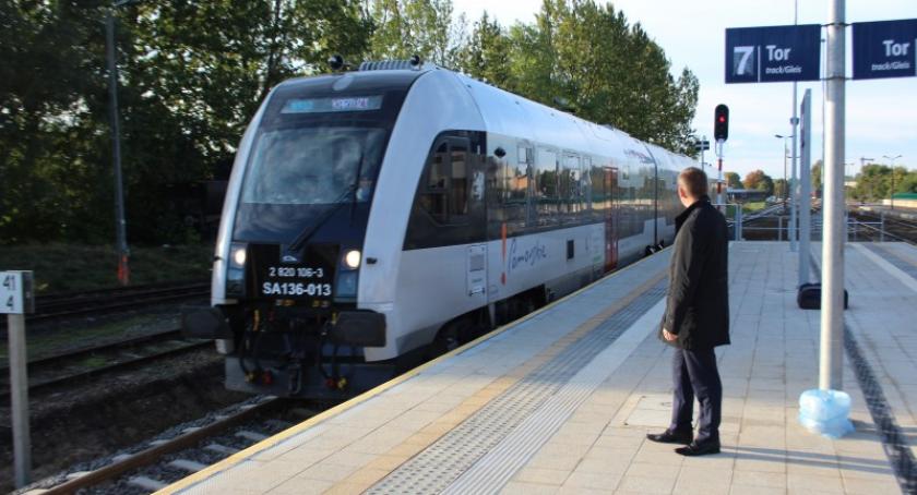 PKM. Kursów coraz mniej, a pasażerów coraz więcej