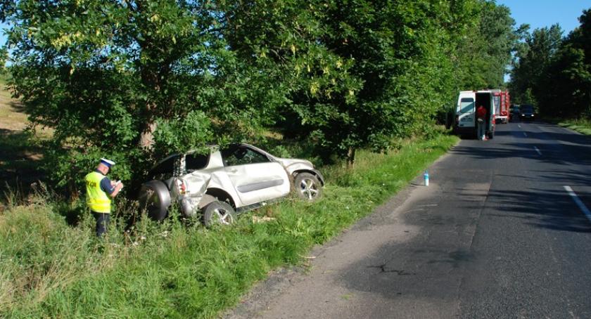 Lipuska Huta. Dachowanie toyoty po zderzeniu z ciężarówką