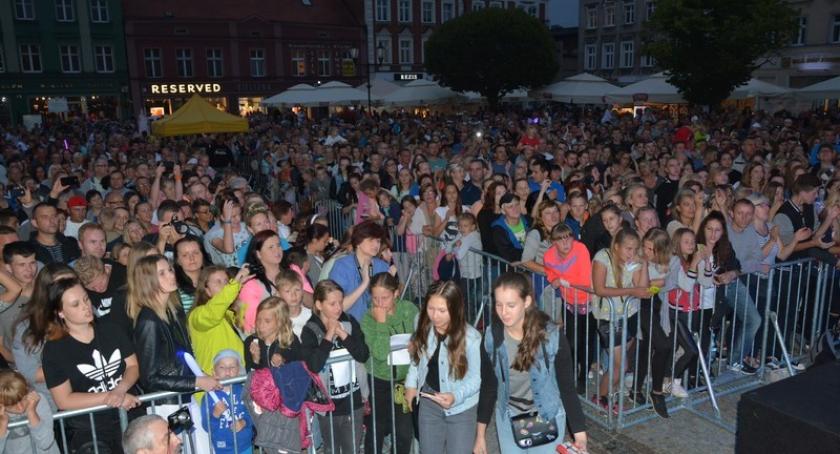 Wieczór z disco polo przyciągnął tłumy na kościerski Rynek
