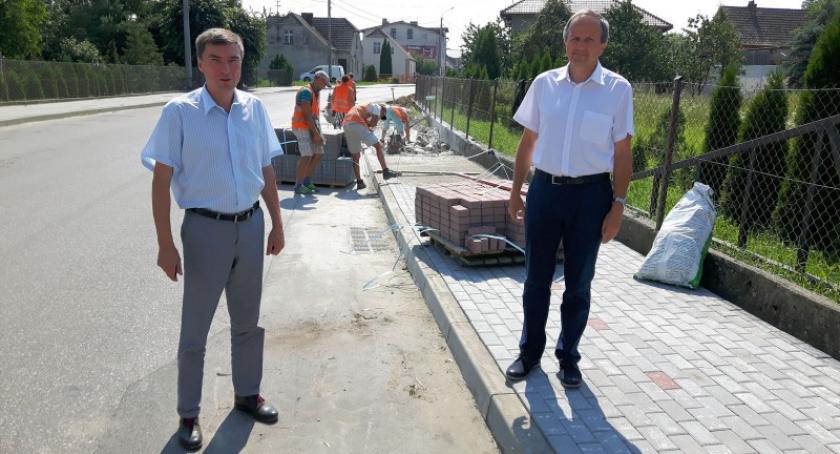 Karsin. Przy ulicy Długiej trwa modernizacja chodnika
