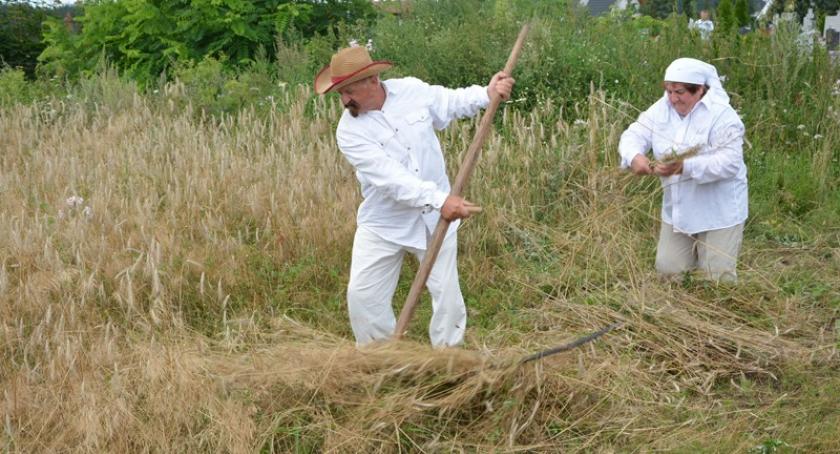Dziemiany. W ruch poszły kosy i grabie