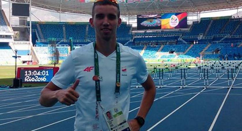 Patryk Dobek żegna się z trenerem po nieudanym występie na Igrzyskach Olimpijskich
