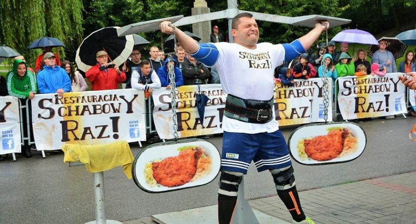 Mateusz Ostaszewski z Pucharem Burmistrza Kościerzyny