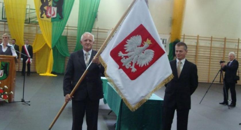 Gwoździe wbite, sztandar przekazany