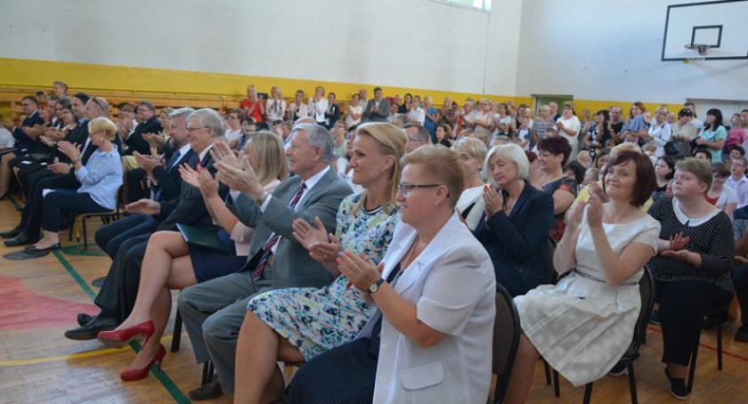 Zabrzmiał pierwszy dzwonek. Uczniowie powrócili do szkół