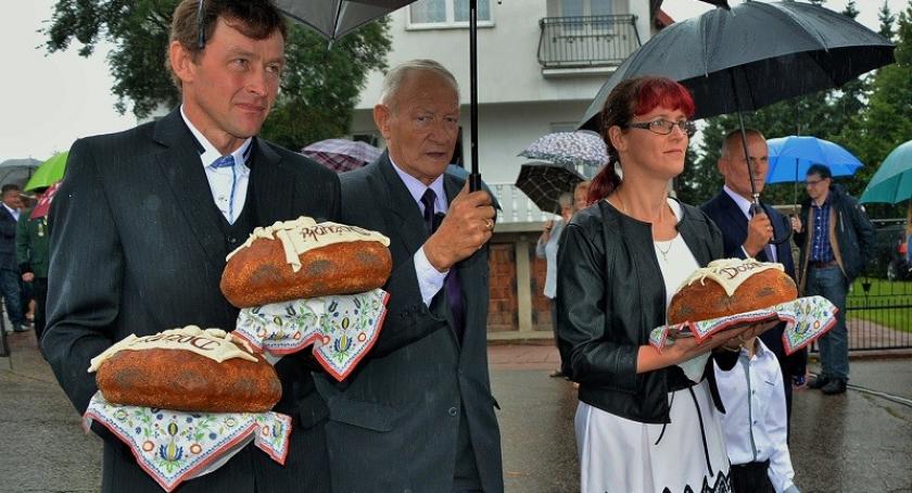 Skorzewo. Gminne dożynki w strugach deszczu