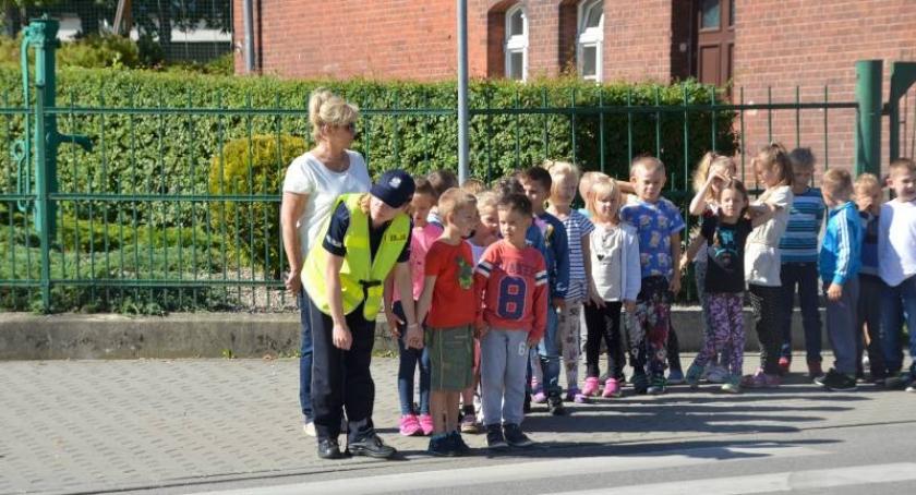 Policjanci kontrolują przejścia dla pieszych i edukują najmłodszych